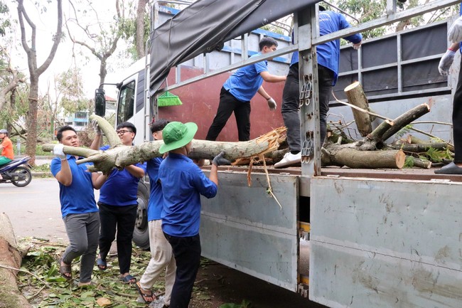 Thắm tình quân dân trong siêu bão Yagi - Ảnh 3.